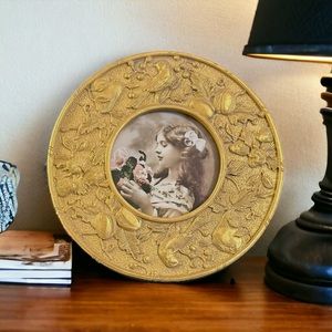 Round Retro Photo Frame by Cardinal Inc.